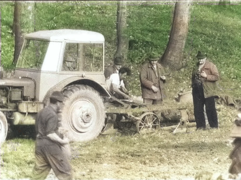 Traktor s vlečkou a práca vo vinici, z rodinného albumu