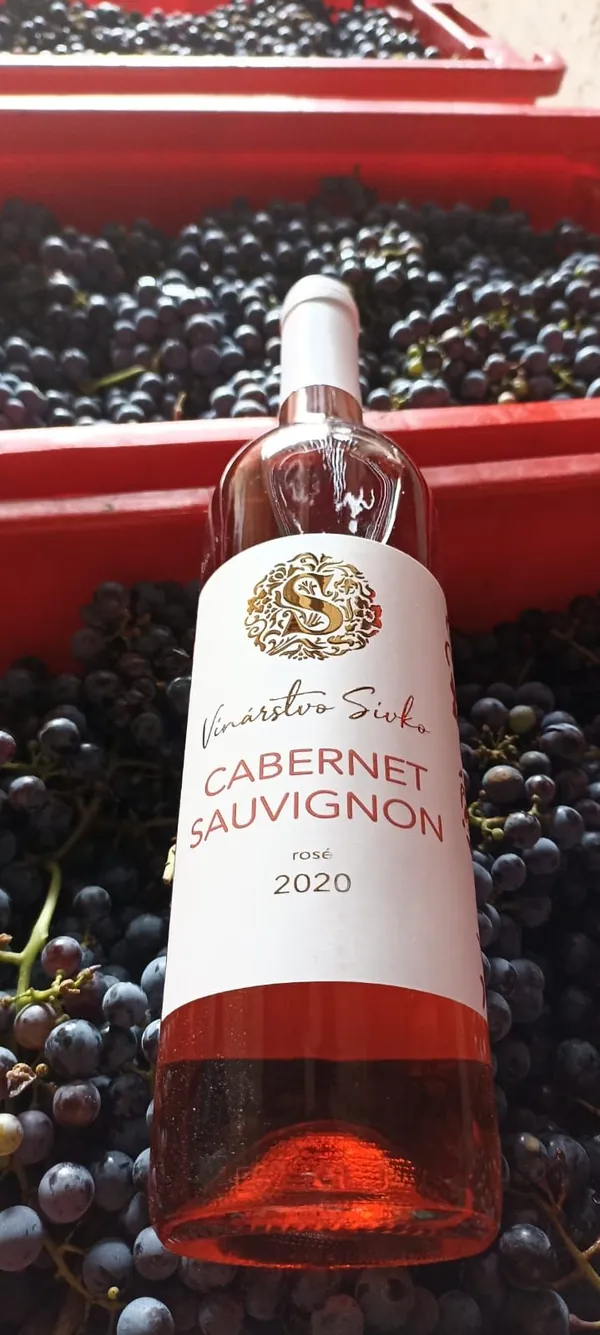 Fľaša Cabernet Sauvignon rosé na čerstvo zobranom hrozne