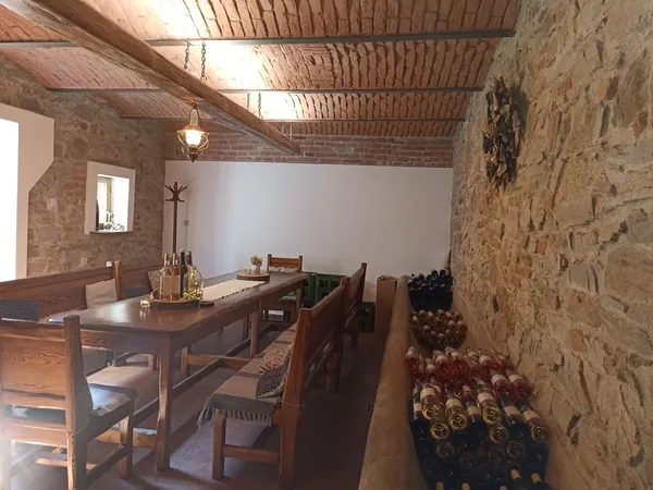 Degustačná miestnosť vinárstva s dlhým stolom