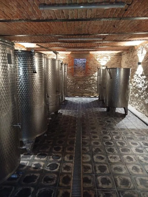 Zrekonštruovaná pivnica s tehlovou klenbou a nerezovými tankmi