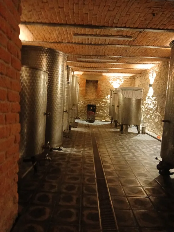 Nerezové tanky pod tehlovou klenbou zrekonštruovanej pivnice