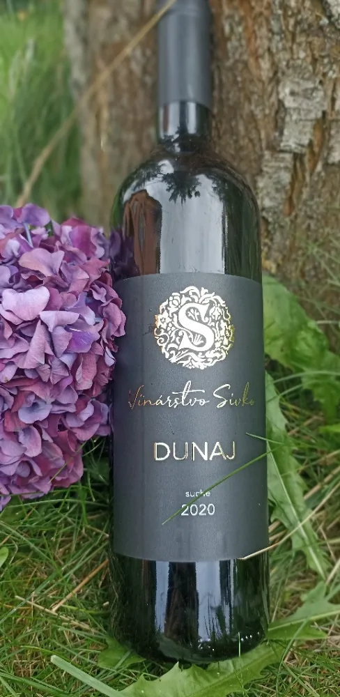 Fľaša Dunaj pri kvitnúcej hortenzii